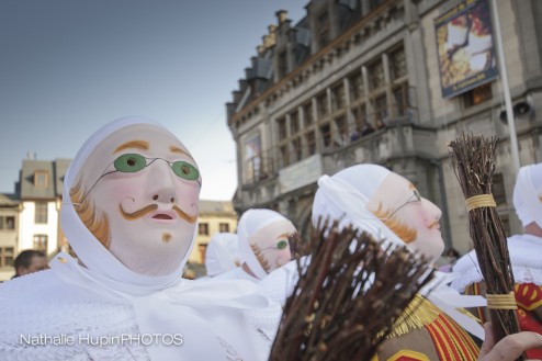 gilles masqués devant l'hôtel de ville de binche