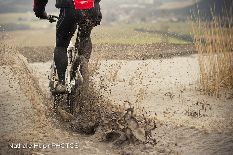 mountainbike in water